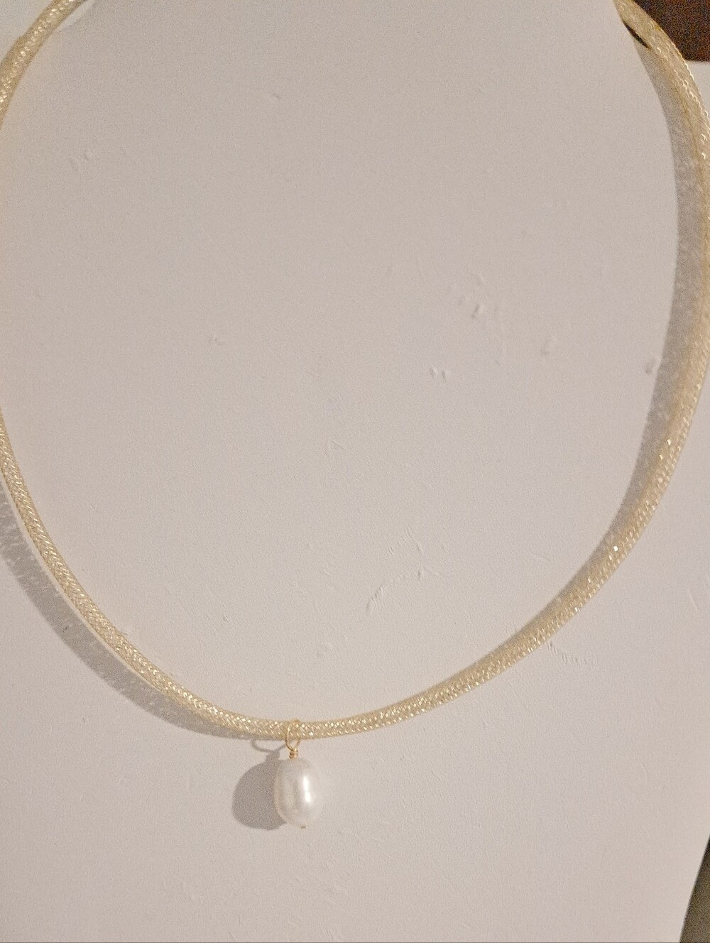 Gold Tone Wire Glitter Choker  Necklace with Dangle Pearl